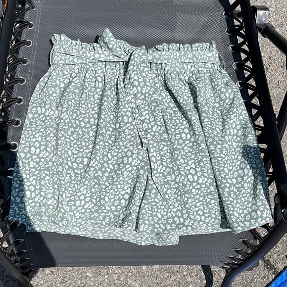 High waisted flowy shorts with tie belt - Picture 1 of 2